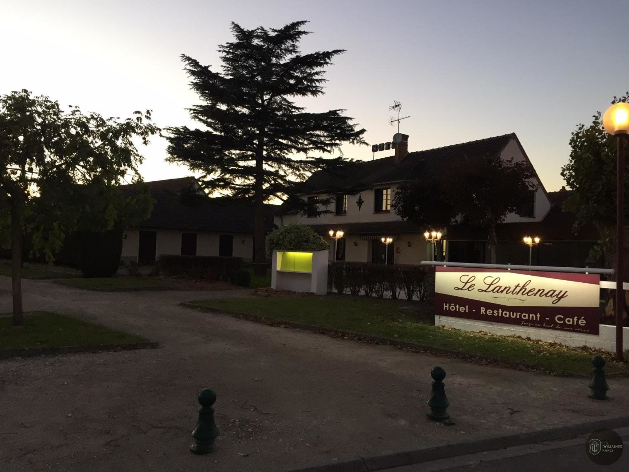 Vue extérieure de l'hôtel Le Lanthenay à Romorantin en Centre-Val de Loire