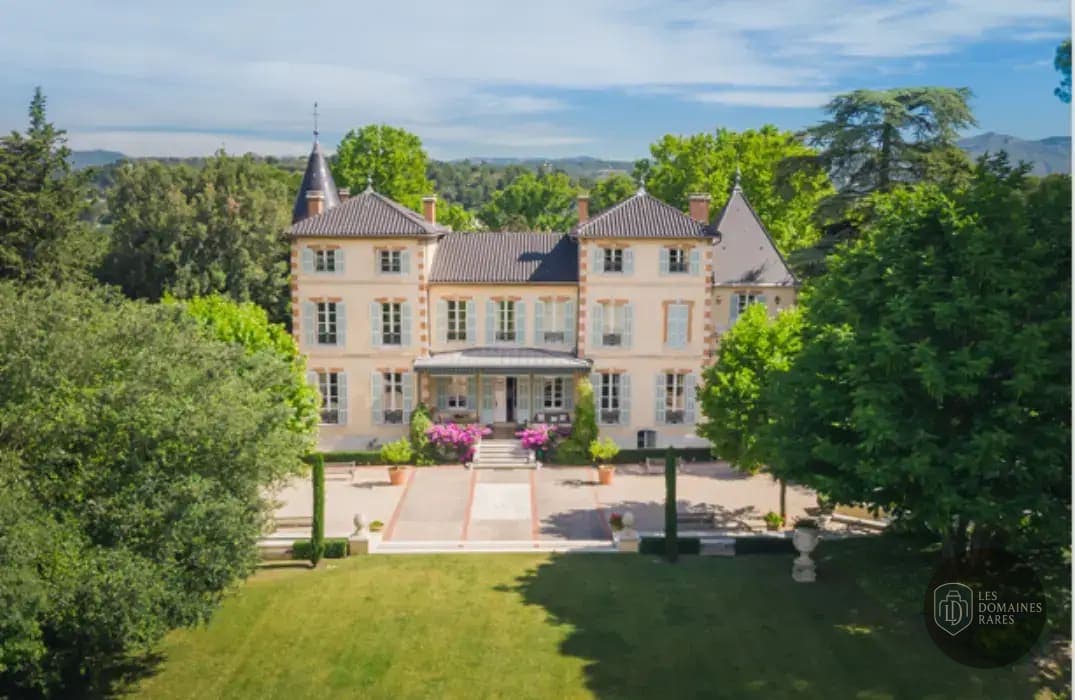 Vue aérienne du château et jardin