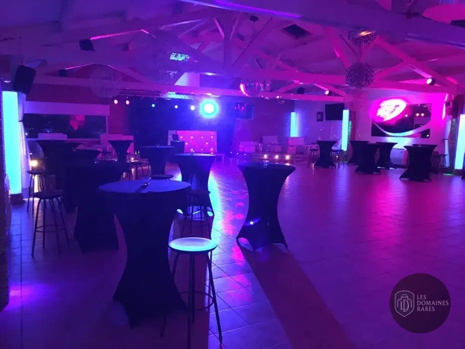 Salle avec tables hautes ambiance lounge