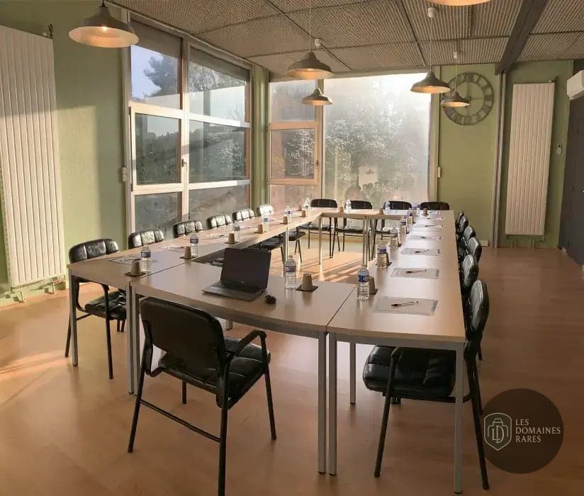 Salle de réunion avec table en U