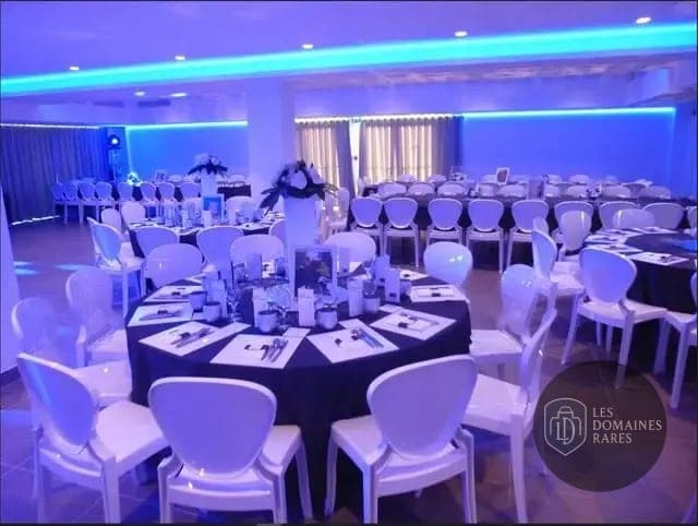 Salle de réception avec tables rondes