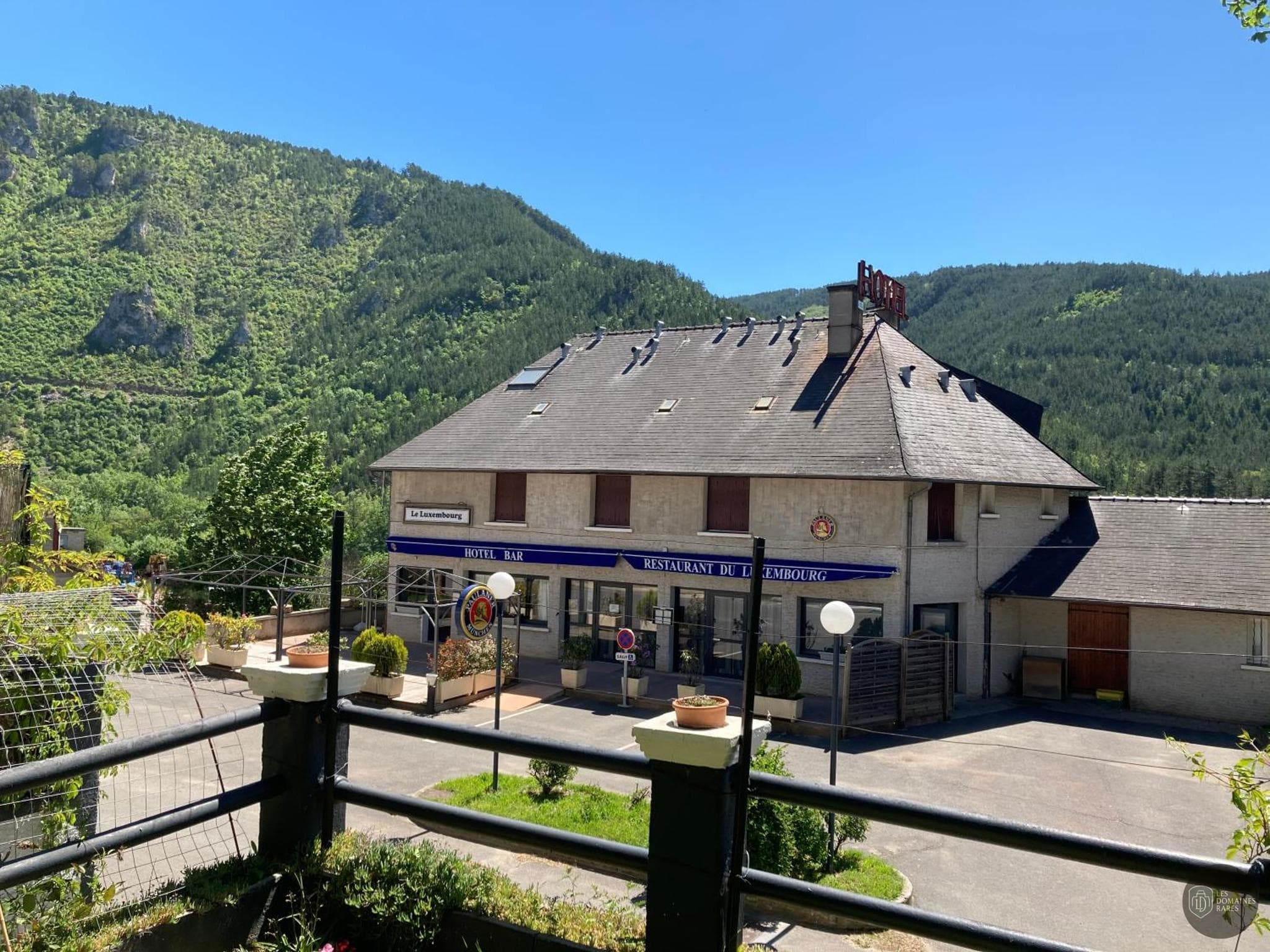 Vue extérieure de l'hôtel Le Luxembourg à Balsieges en Occitanie