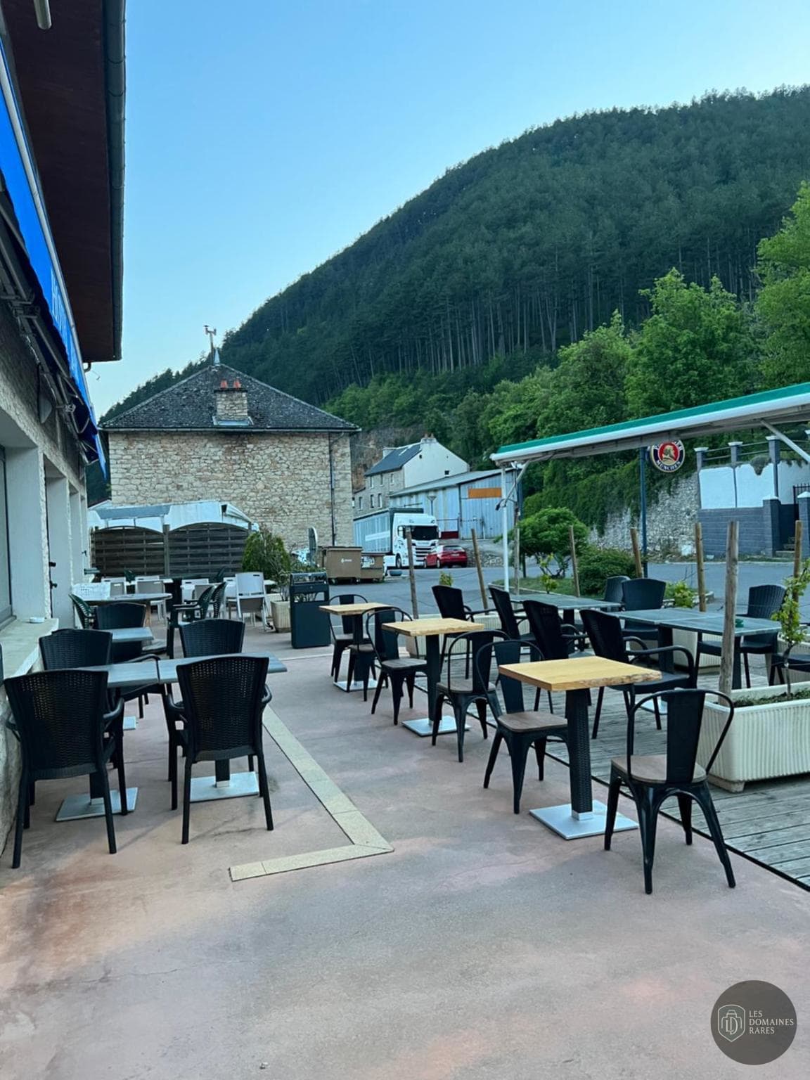 Vue extérieure de l'hôtel Le Luxembourg à Balsieges en Occitanie