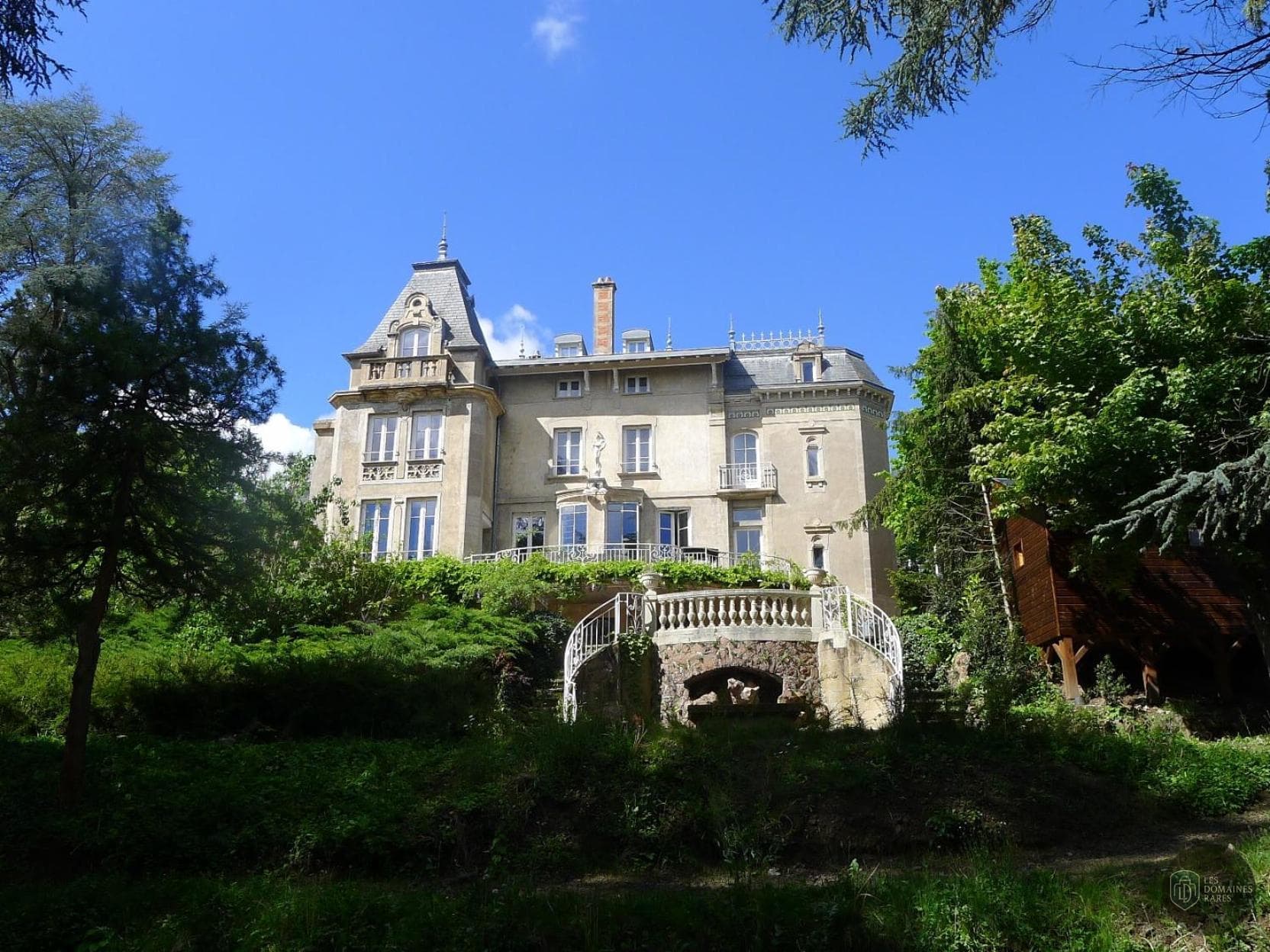 Vue extérieure du manoir Le Manoir en Auvergne-Rhône-Alpes