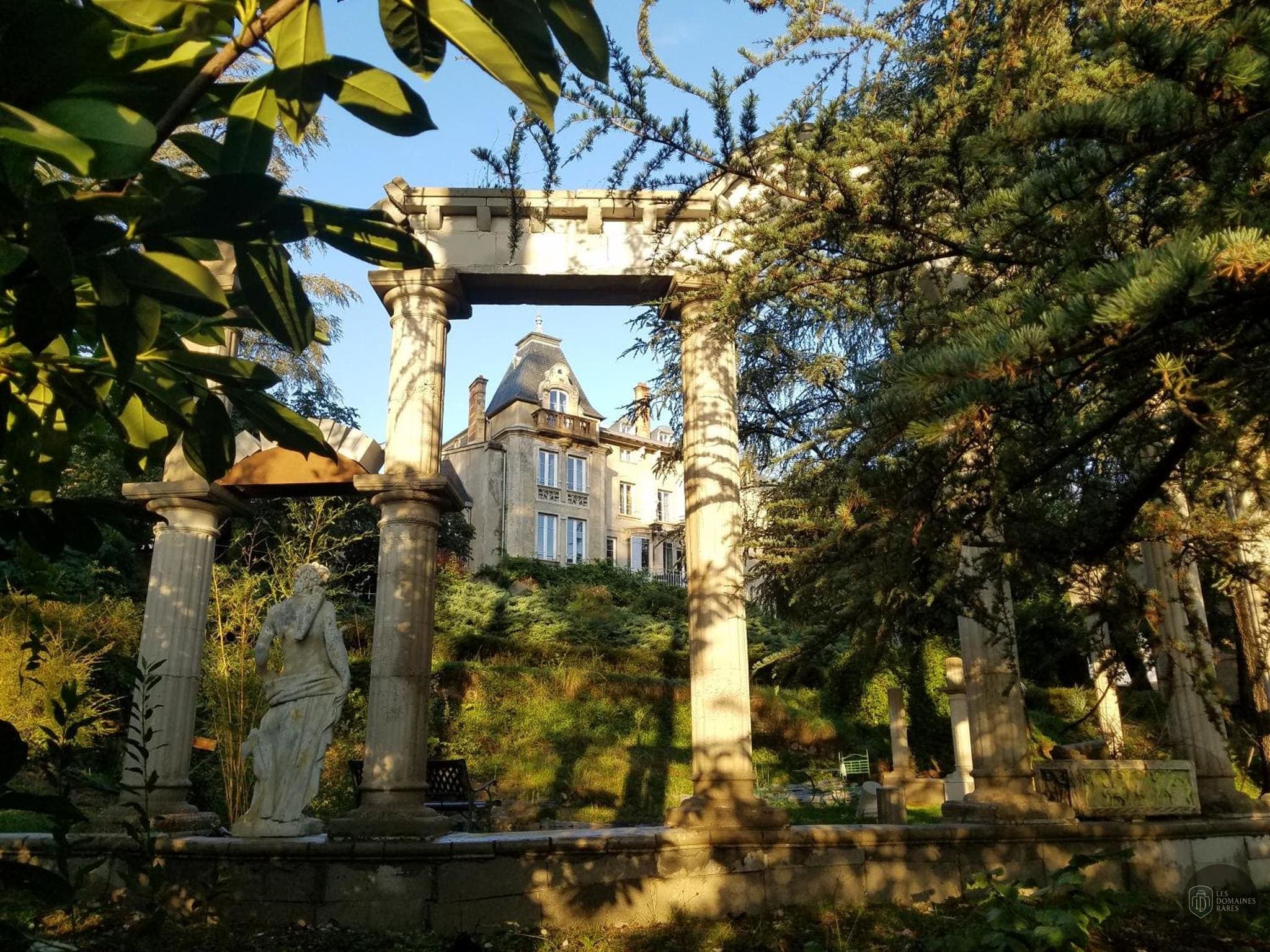 Vue extérieure du manoir Le Manoir en Auvergne-Rhône-Alpes