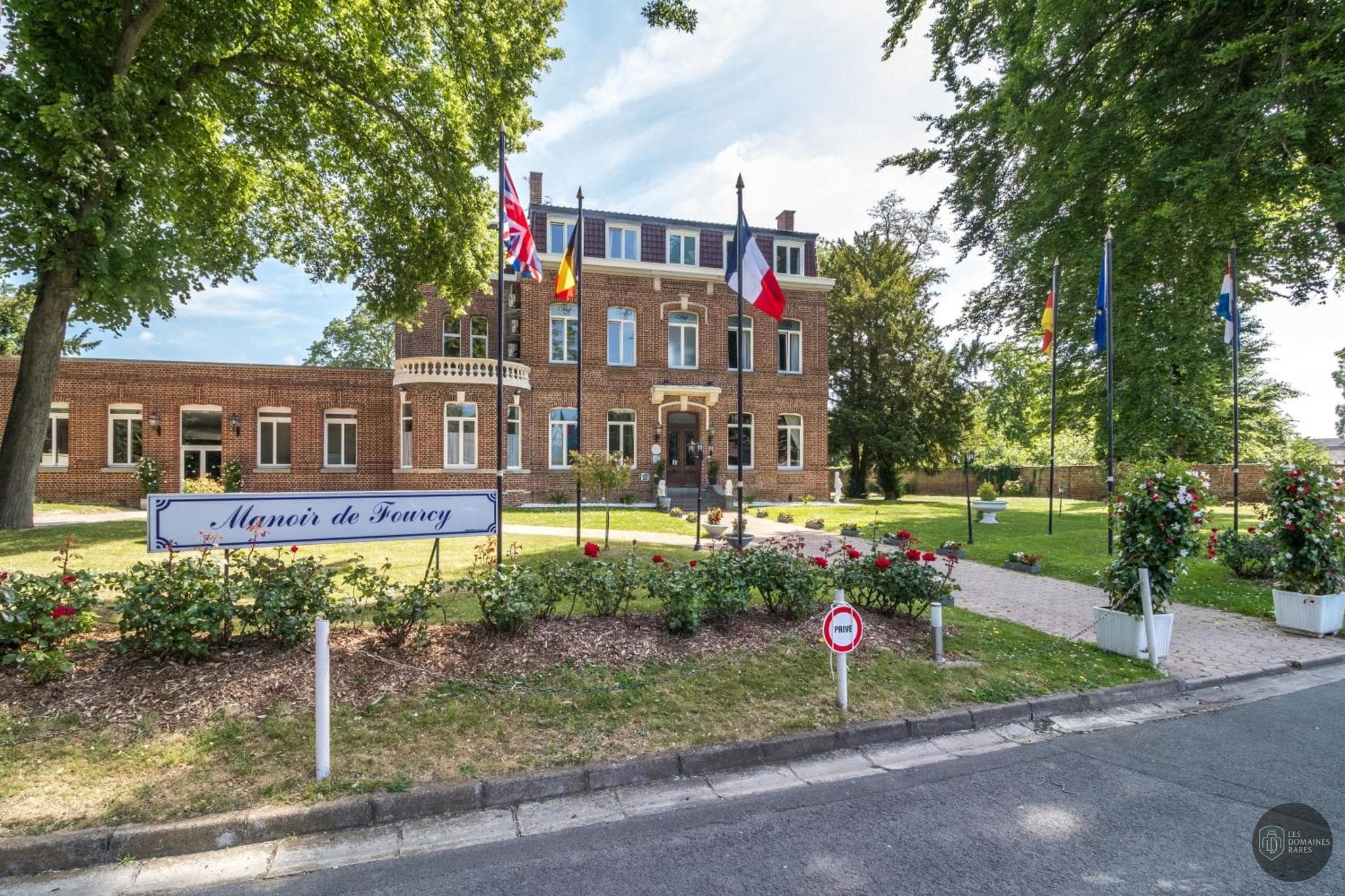 Vue extérieure de l'hôtel Le Manoir de Fourcy à Corbehem en Hauts-de-France