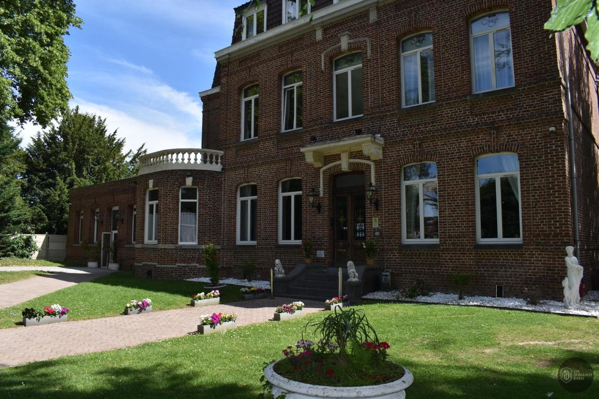 Vue extérieure de l'hôtel Le Manoir de Fourcy à Corbehem en Hauts-de-France