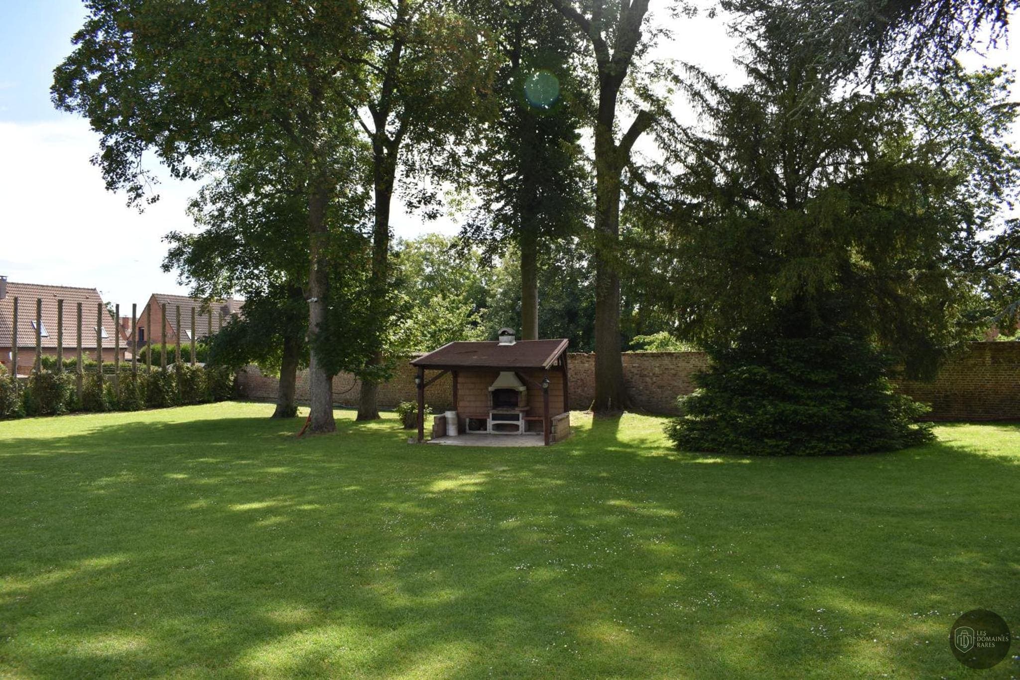 Vue extérieure de l'hôtel Le Manoir de Fourcy à Corbehem en Hauts-de-France
