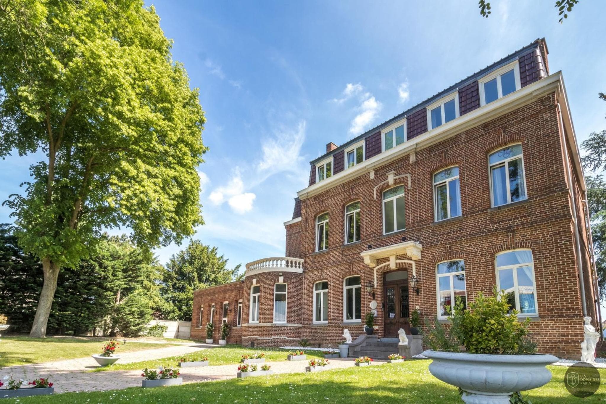 Vue extérieure de l'hôtel Le Manoir de Fourcy à Corbehem en Hauts-de-France