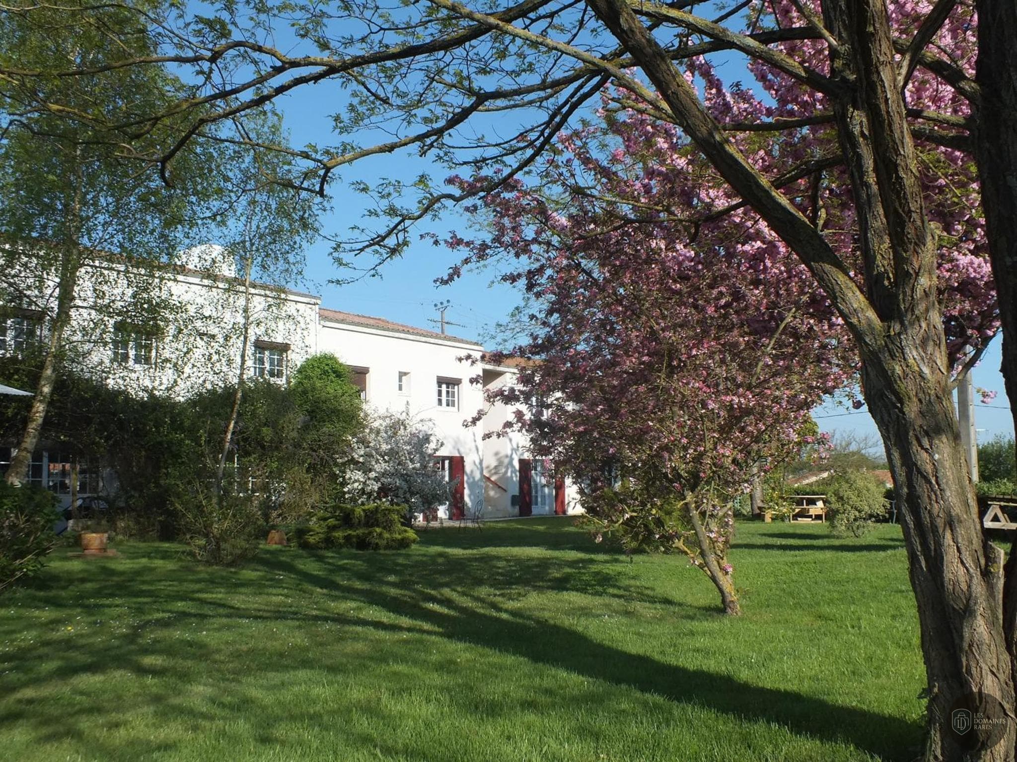 Vue extérieure de l'hôtel Le Mareuillais en Pays de la Loire