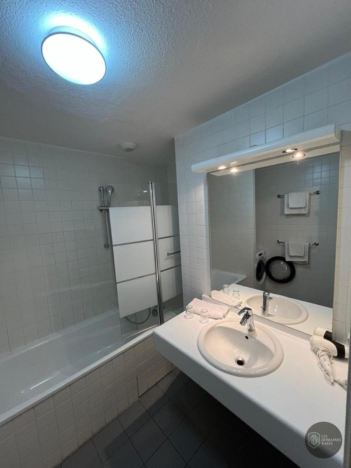 Salle de bain de l'hôtel Le Marintan à Val en Auvergne-Rhône-Alpes