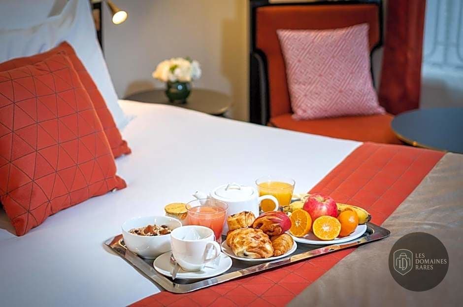 Chambre de l'hôtel Le Marquis Eiffel à Paris en Île-de-France - séminaire paris france coordonnées gps latitude : 48.851662