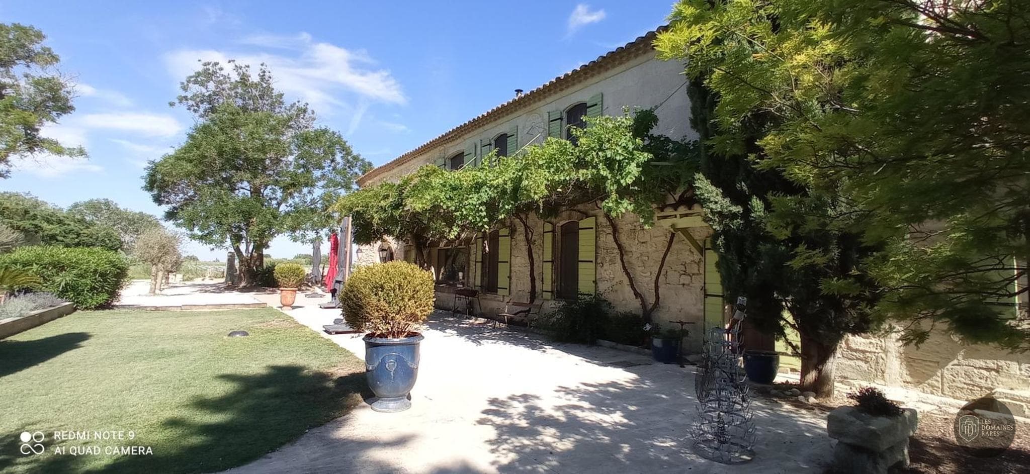 Vue extérieure du domaine Le Mas Neuf en Occitanie