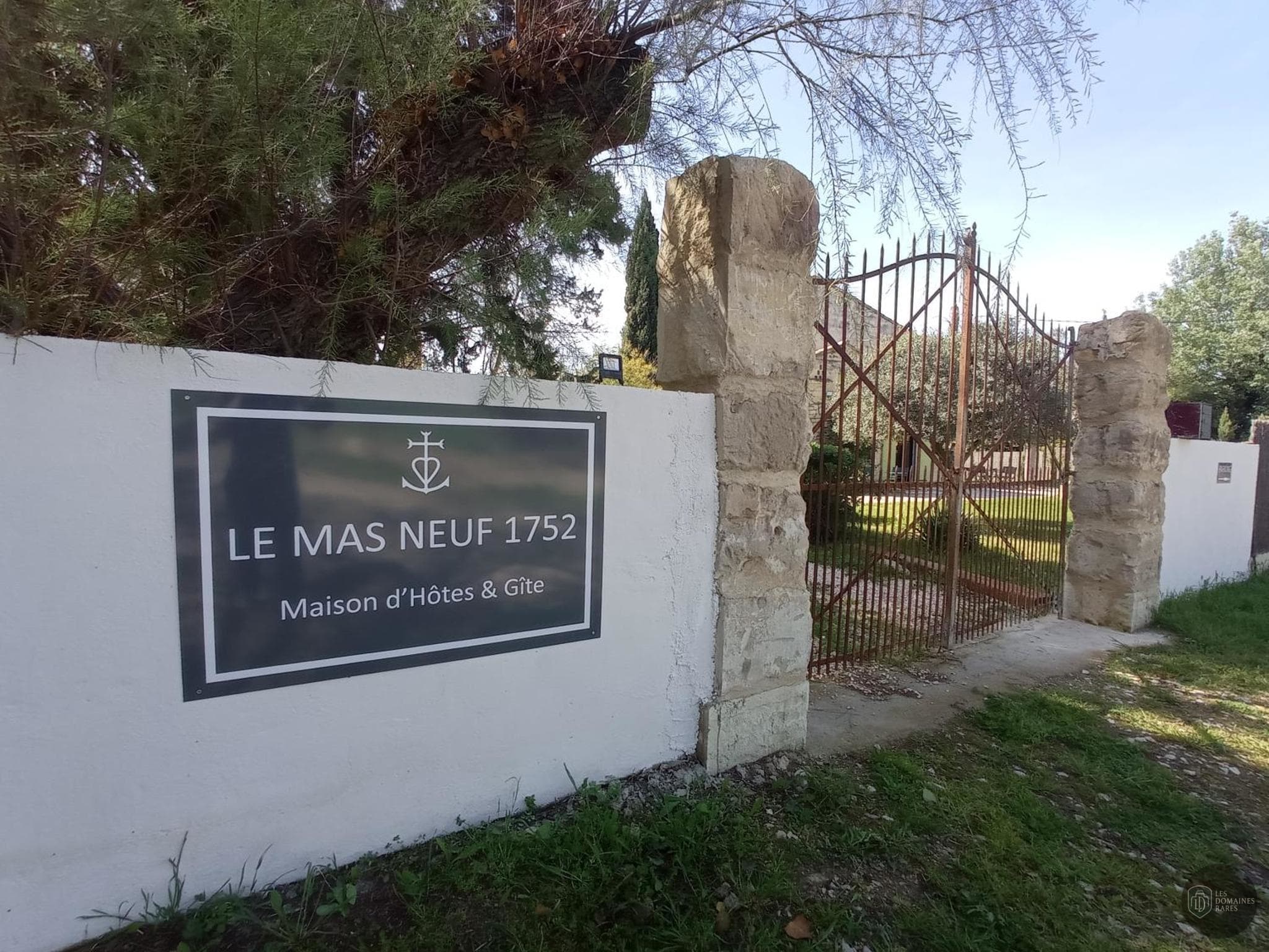 Vue extérieure du domaine Le Mas Neuf en Occitanie
