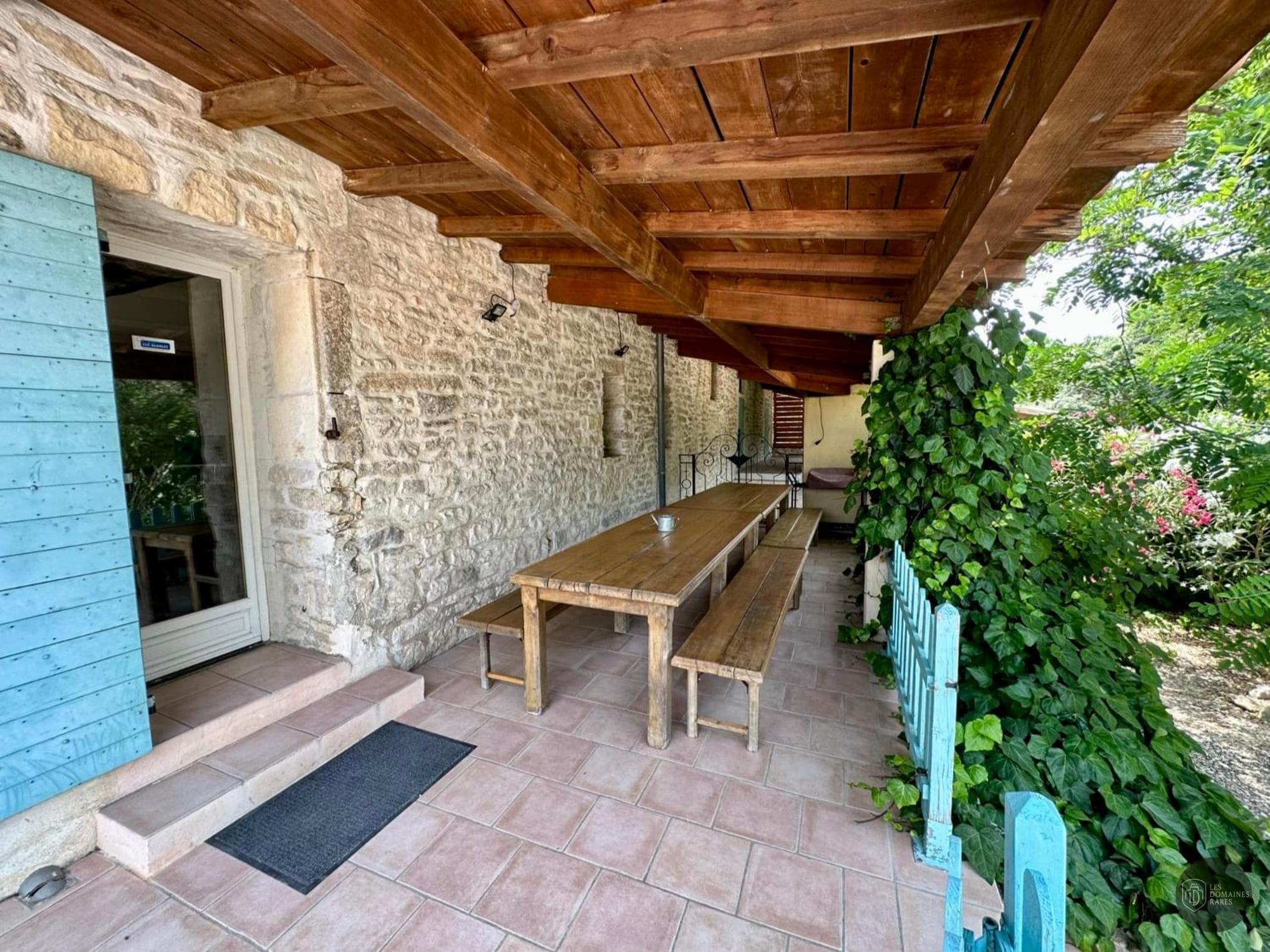 Vue extérieure du domaine Le Mas de Ponge en Occitanie