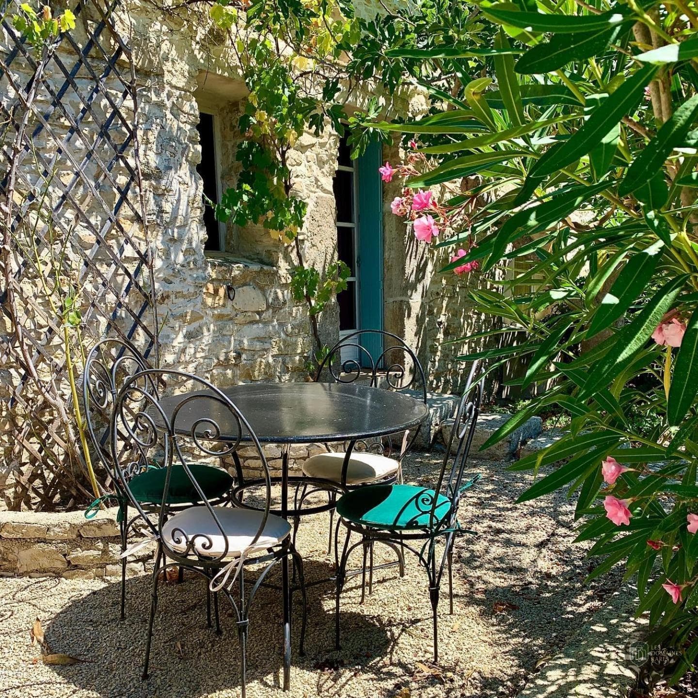 Vue extérieure du domaine Le Mas de Ponge en Occitanie