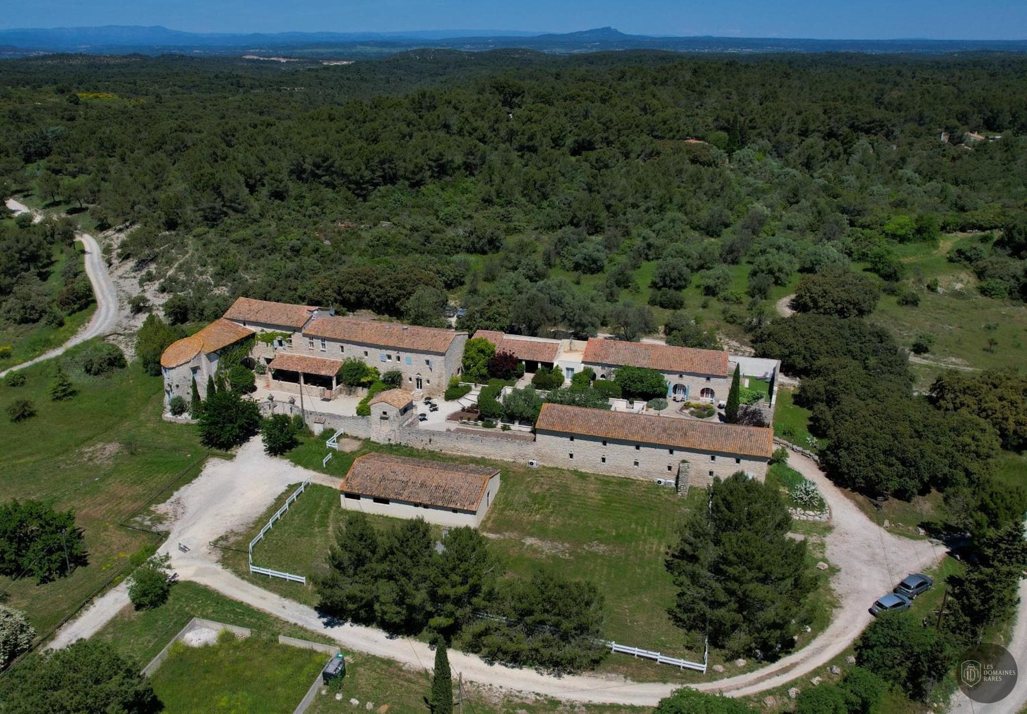 Vue extérieure du domaine Le Mas de Ponge en Occitanie