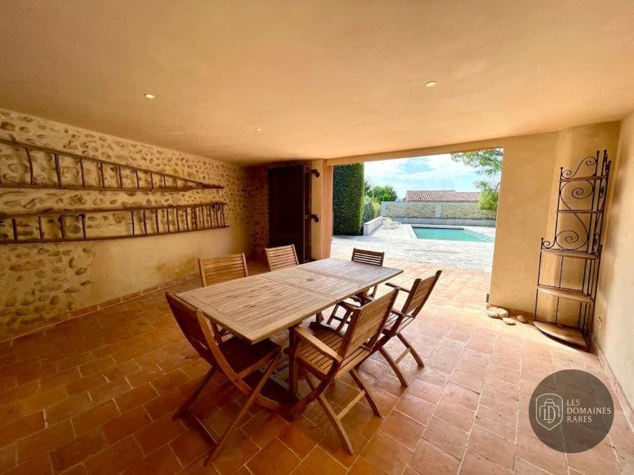 Espace intérieur de l'hôtel Le Mas de l'Olivier en Occitanie