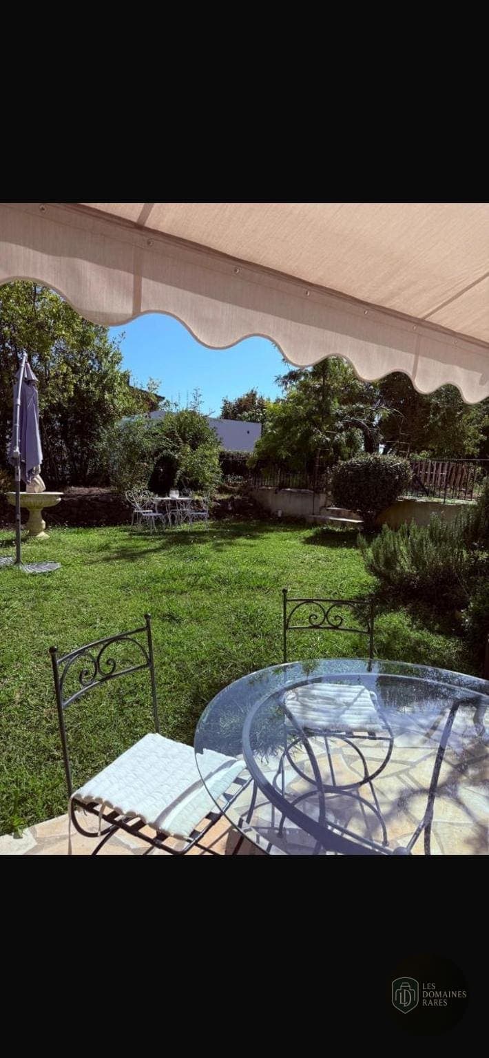 Vue extérieure du mas Le Mas des Amandiers à Graveson en Provence-Alpes-Côte d'Azur