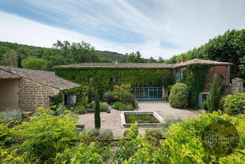 Vue extérieure du lieu Le Mas des Oules à Saint en Occitanie