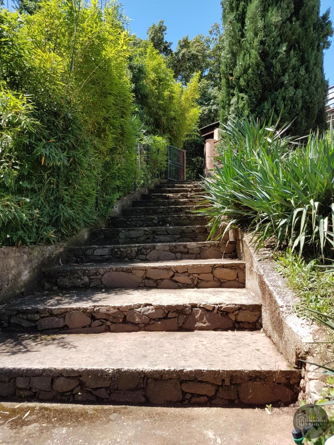 Vue extérieure du domaine Le Mas du Lingousto à Cuers en Provence-Alpes-Côte d'Azur