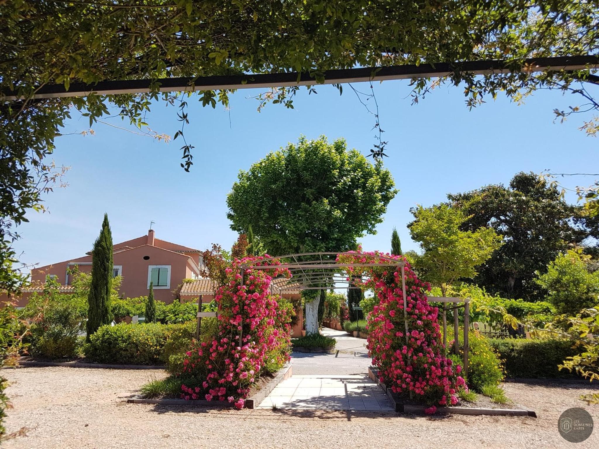 Vue extérieure du domaine Le Mas du Lingousto à Cuers en Provence-Alpes-Côte d'Azur