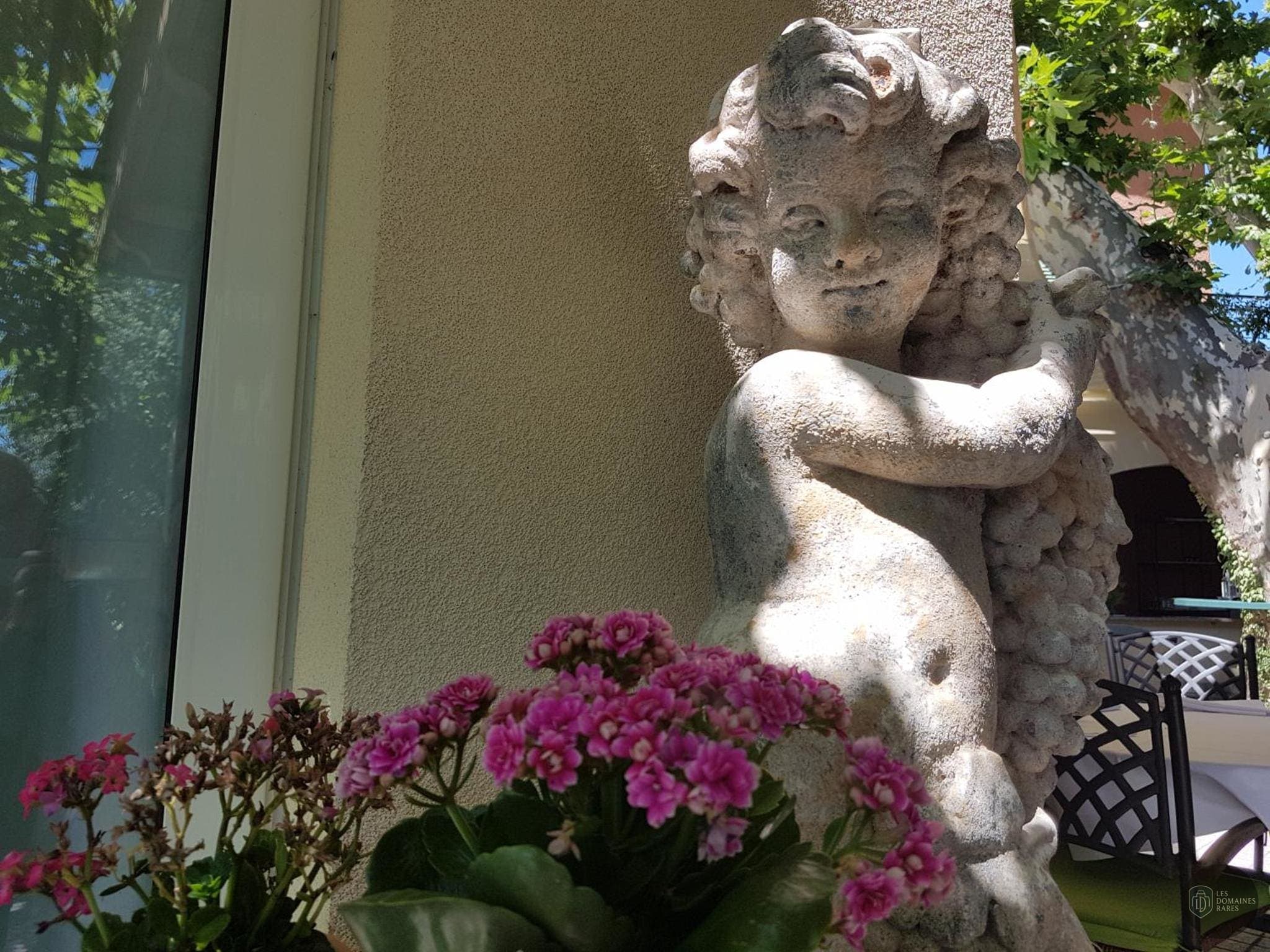 Vue extérieure du domaine Le Mas du Lingousto à Cuers en Provence-Alpes-Côte d'Azur