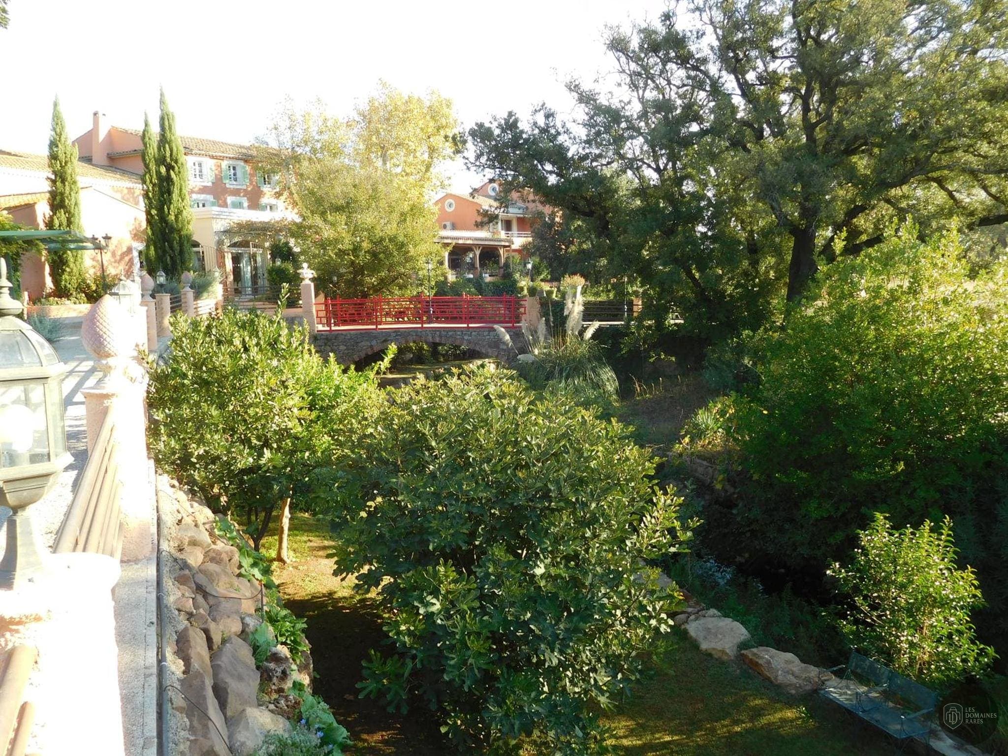 Vue extérieure du domaine Le Mas du Lingousto à Cuers en Provence-Alpes-Côte d'Azur