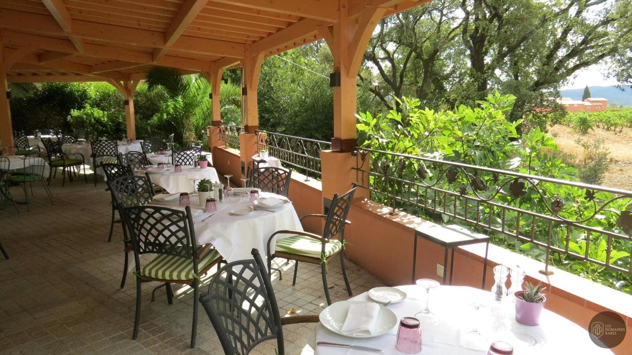 Vue extérieure du domaine Le Mas du Lingousto à Cuers en Provence-Alpes-Côte d'Azur