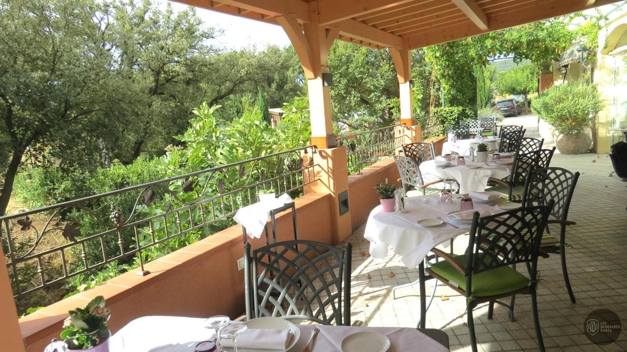 Vue extérieure du domaine Le Mas du Lingousto à Cuers en Provence-Alpes-Côte d'Azur