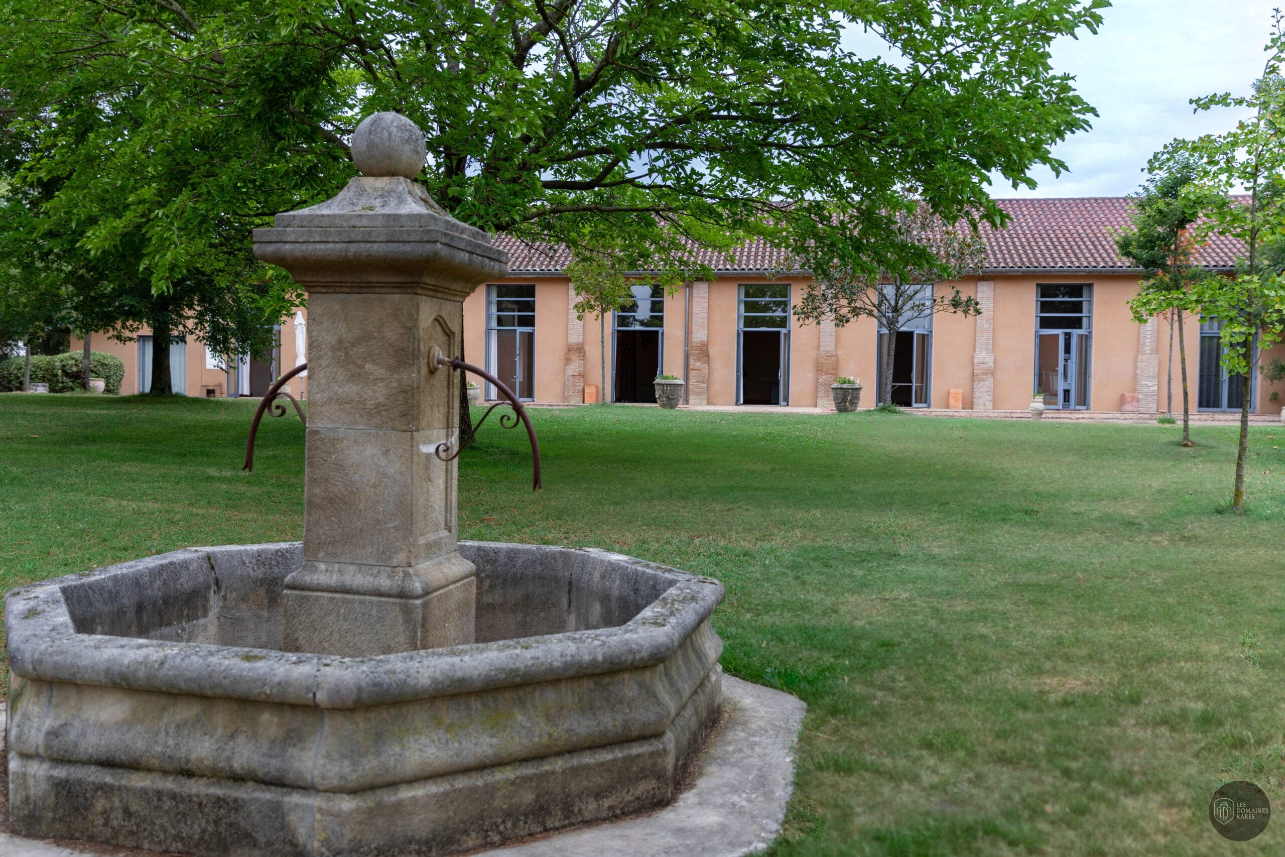 Vue extérieure du domaine Le Meillon à Monferran en Occitanie