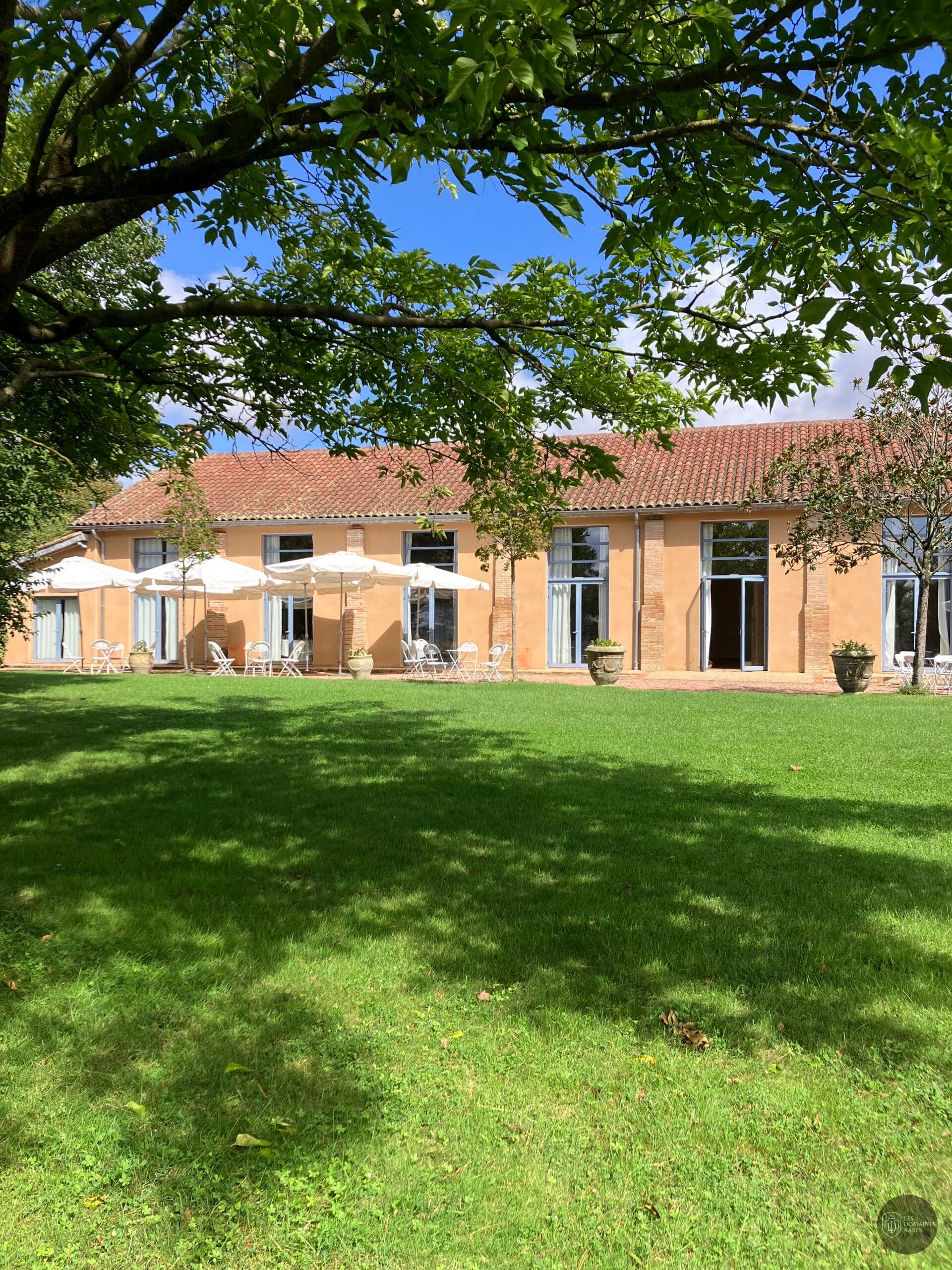 Vue extérieure du domaine Le Meillon à Monferran en Occitanie