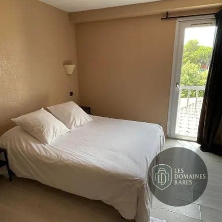 Chambre avec lit double et balcon