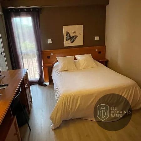 Chambre avec lit double et bureau