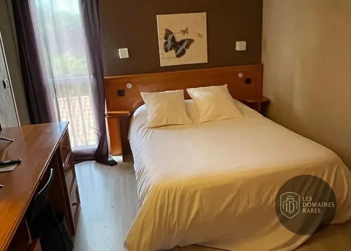 Chambre avec lit king-size et bureau