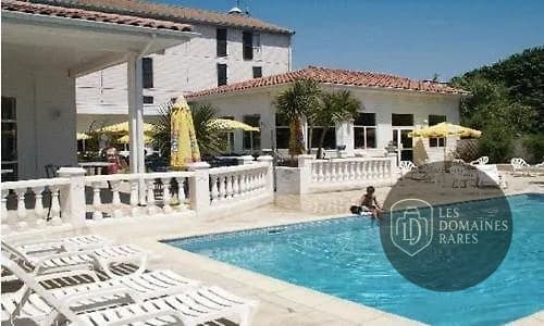 Extérieur de l'hôtel avec piscine