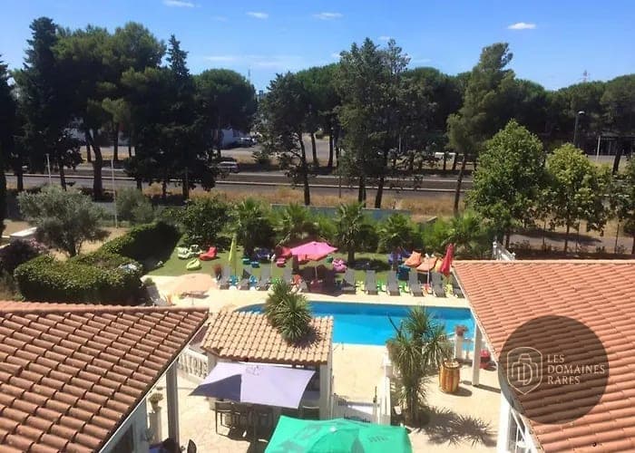 Vue aérienne de la piscine et terrasse
