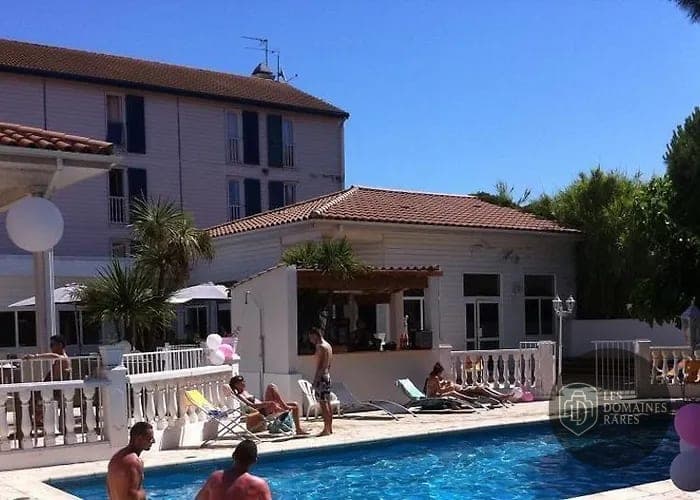 Bâtiment principal et piscine extérieure
