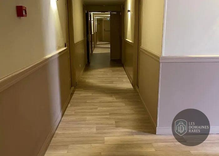 Long couloir avec des portes