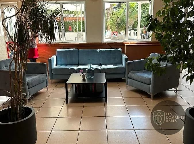 Salon avec canapés et fauteuils