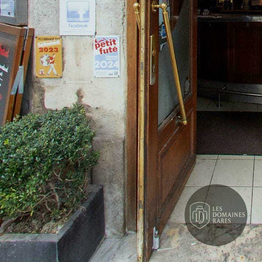 Vue extérieure du restaurant Le Mesturet à Paris en Île-de-France