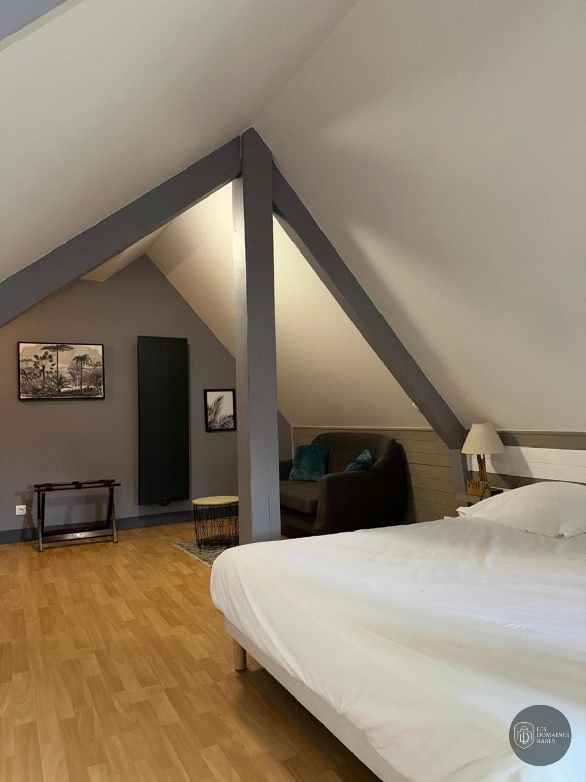 Chambre de l'hôtel Le Montania à Nébouzat en Auvergne-Rhône-Alpes - séminaire orcival, france