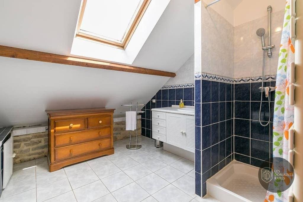 Salle de bain de l'hôtel Le Montrachet en Bourgogne-Franche-Comté