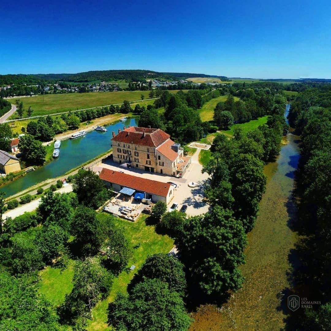 Vue extérieure de l'hôtel Le Moulin Neuf à Chantonnay en Pays de la Loire