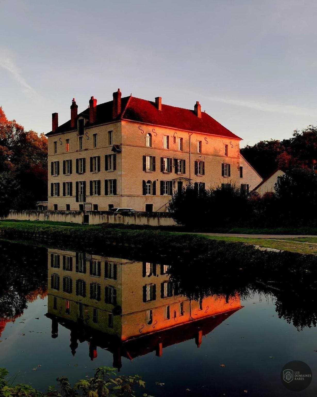 Vue extérieure de l'hôtel Le Moulin Neuf à Chantonnay en Pays de la Loire