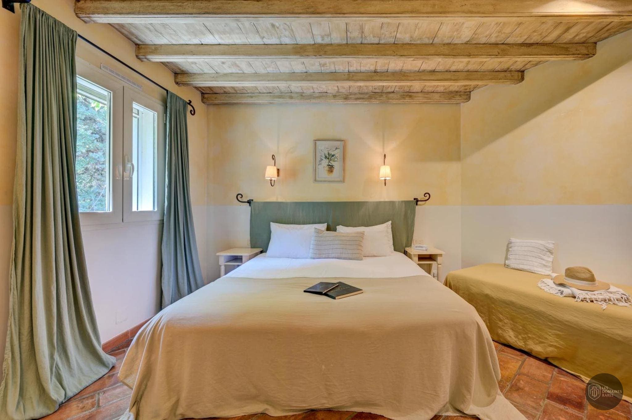 Chambre de l'hôtel Le Moulin d'Aure à Graveson en Provence-Alpes-Côte d'Azur - séminaire graveson, france