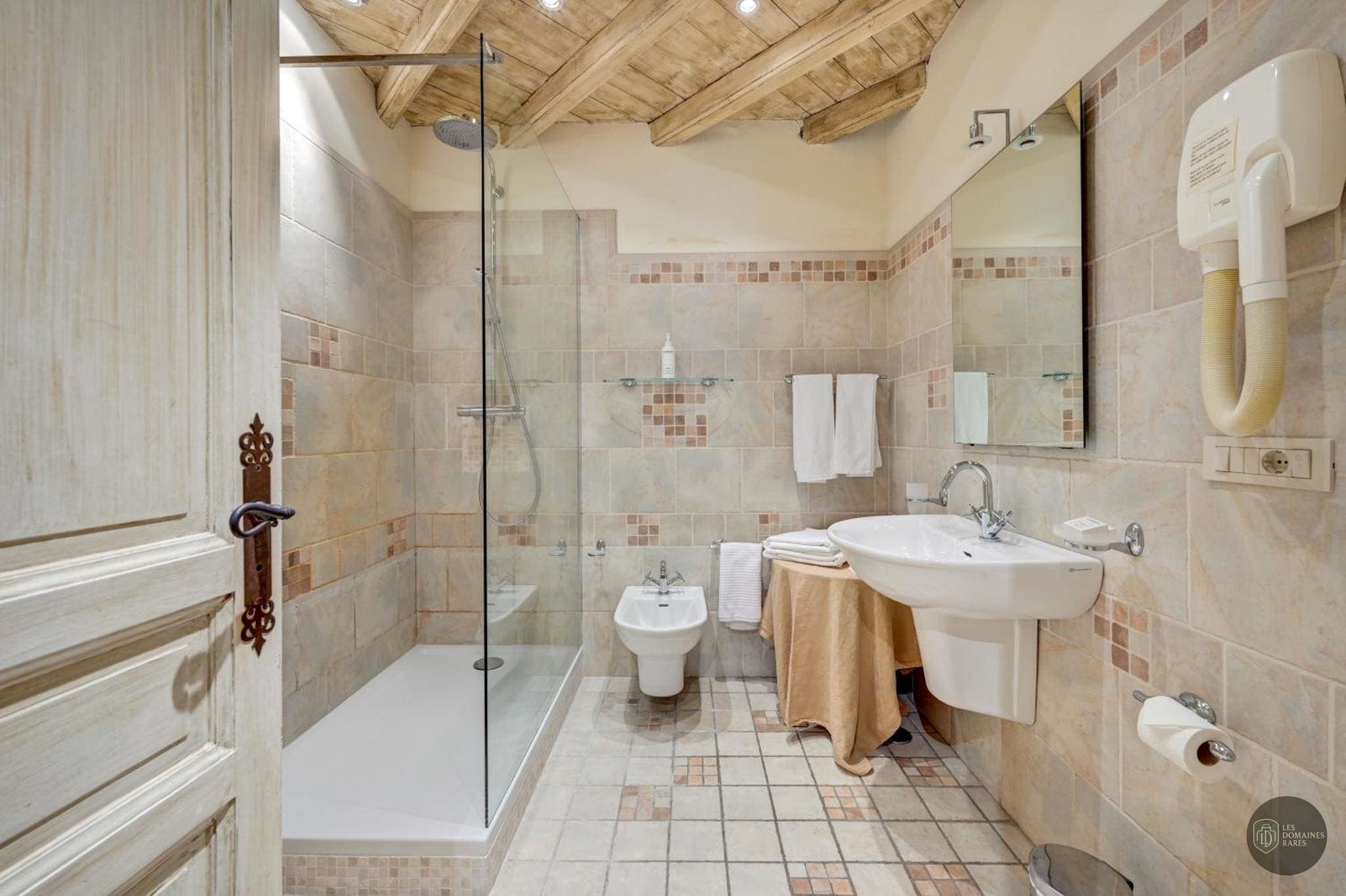 Salle de bain de l'hôtel Le Moulin d'Aure à Graveson en Provence-Alpes-Côte d'Azur