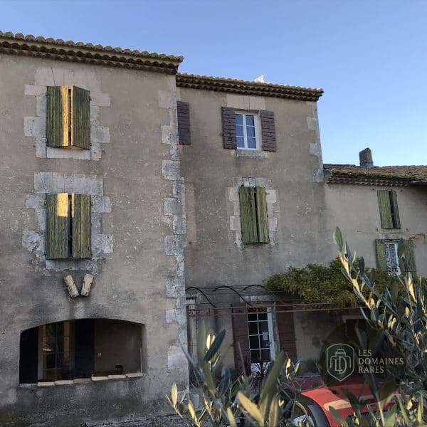 Vue extérieure de l'hôtel Le Moulin de Milan en Provence-Alpes-Côte d'Azur