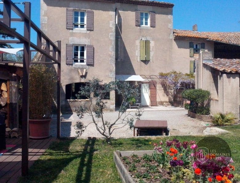 Vue extérieure de l'hôtel Le Moulin de Milan en Provence-Alpes-Côte d'Azur