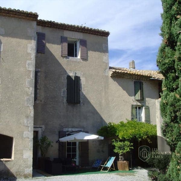 Vue extérieure de l'hôtel Le Moulin de Milan en Provence-Alpes-Côte d'Azur